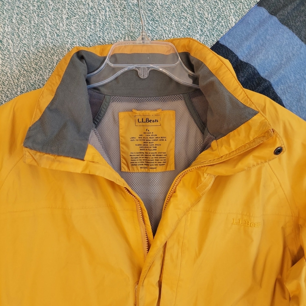 L.L. Bean Men's Yellow 'StowAway' Hooded Raincoat - Picture 4 of 16